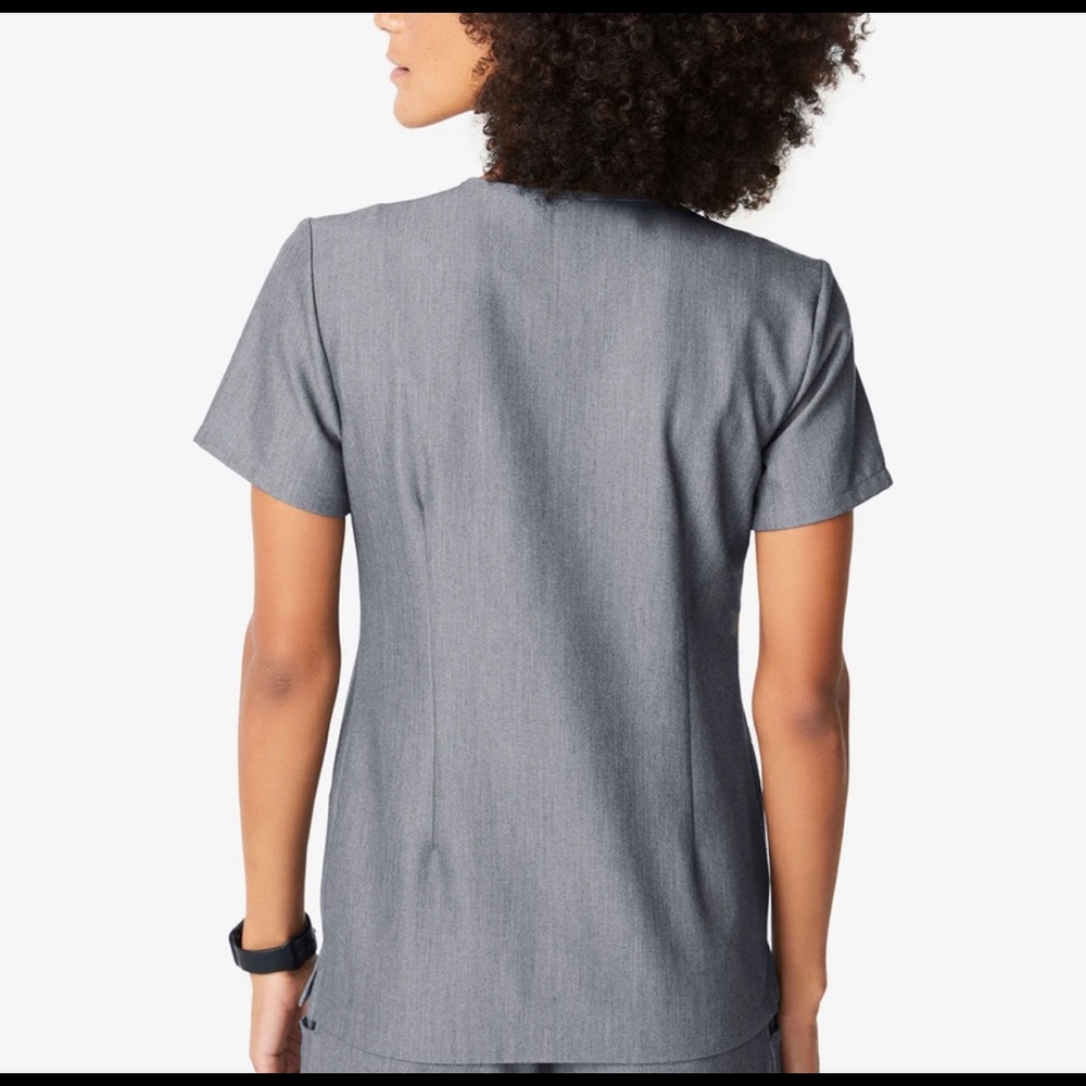 Casma Three-Pocket Scrub Top - Picture 3 of 5